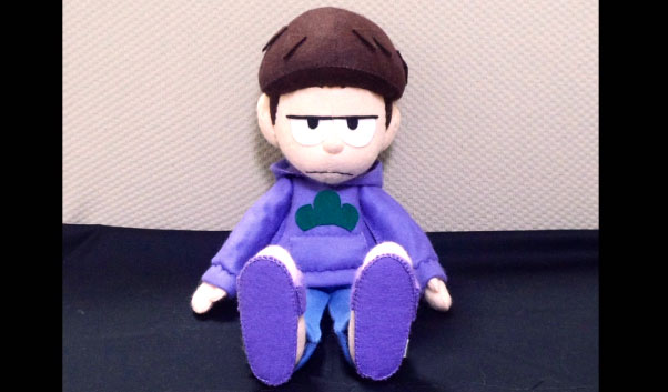 フェルト人形で おそ松さん 一松を再現 ちょこんと自立して座ります