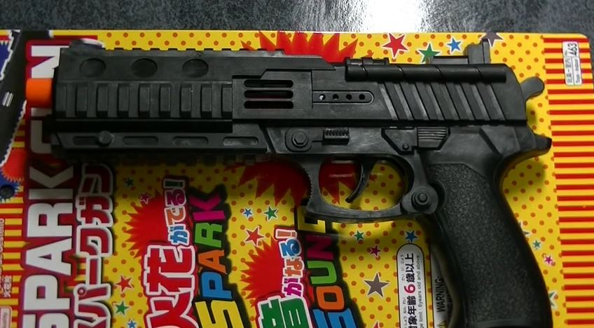 溢れ出る中二病 100円ショップの材料だけで装飾した 銃のおもちゃ がアニメ ゲームに出てきそうな仕上がり具合