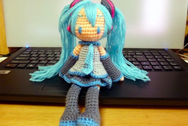 初音ミクを毛糸で編んでみた 自立して スカートの中もバッチリ再現