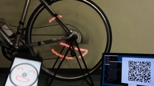 回転する自転車のホイールに、スマホでリアルタイムに絵を描く技術がスゴイ！