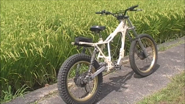 逆転の発想!? ホンダのオフロードバイク『TLR200』を改造して自転車に。実用性はともかくカッコイイ