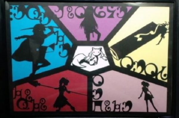 『魔法少女まどか☆マギカ』7話の影絵風の切り絵を作ってみた。色遣いが効果的で魔法少女たちとキュウべえの関係性を感じる作品です