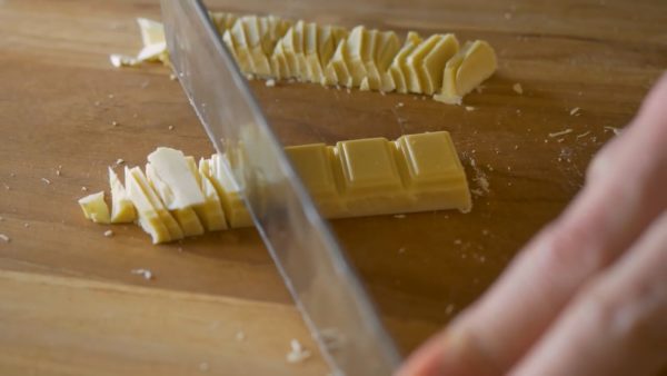 包丁でチョコを刻む音が最高にエモい……目と耳で楽しむチョコマンディアンの料理動画
