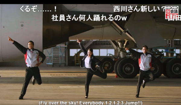 JALの本気キター！社員がボーイング777-200型機の前でキレッキレなダンスを披露