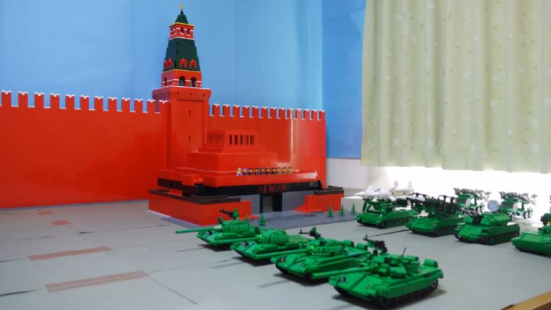 ズラリと並んだレゴ戦車たち ロシア陸軍 赤の広場 を車体の特徴を捉えた完成度の高い戦車隊で再現してみた