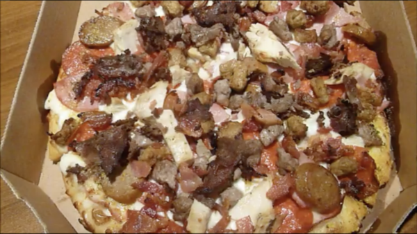 アメリカのドミノピザで肉9種ぜんぶトッピングしてみた結果…山盛りになったハードコアピザに現地店員もタジタジ【飯テロリズム】