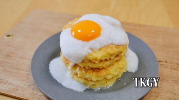 「パンケーキ風の卵かけご飯」がシャレオツすぎる！ 卵・めんつゆ・ごはん…あくまでも卵かけご飯の食材のみを使用したこだわりの一品
