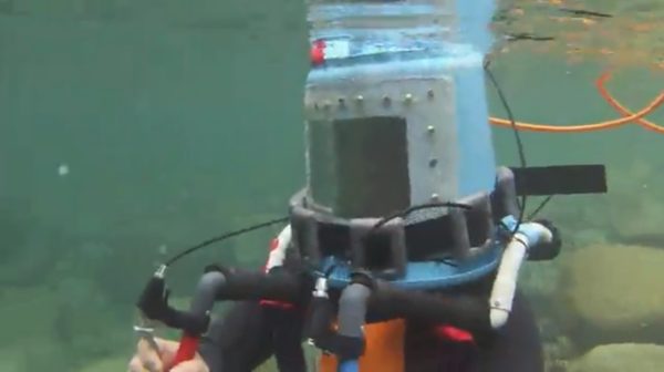 “謎の技術力”でホームセンターのバケツを潜水装置に改造する猛者現る　浮上・潜行もレバーひとつで自由自在
