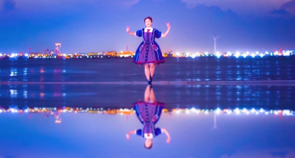 フォトジェニックな水辺で踊る少女のダンスが尊すぎる　幻想的な水面と空の表現に「神秘的だ…美しい」の声