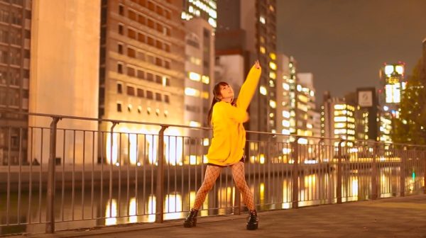 網タイツ&ポニーテールの美少女、きらめく夜景の中で華麗にダンスを披露！ 「丁寧な振りとセクシーな緩急のある動きたまらん」