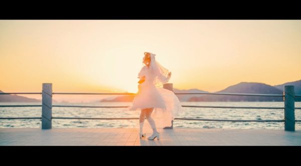 純白の天使降臨！ 海辺で舞い踊るウェディングドレス姿の美少女と夕陽のコントラストが尊すぎる