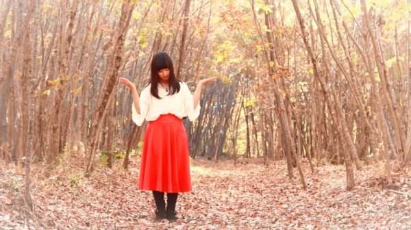 秋風にひらめくスカートが魅せる“踊ってみた”。舞い散る落葉と黒髪少女の儚げな表情に「なんてキレイなんだ」
