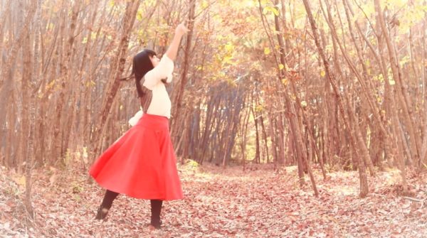 秋風にひらめくスカートが魅せる“踊ってみた”。舞い散る落葉と黒髪少女の儚げな表情に「なんてキレイなんだ」