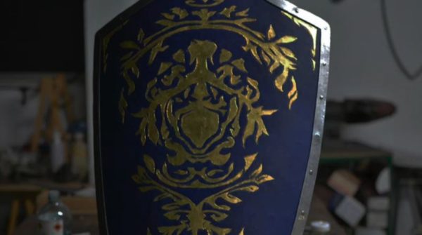 『DARK SOULS III』“実際に使える”紋章の盾を作ってみた。青い革に金箔で描かれた紋章が美しすぎて、実戦で使うにはもったいない完成度！