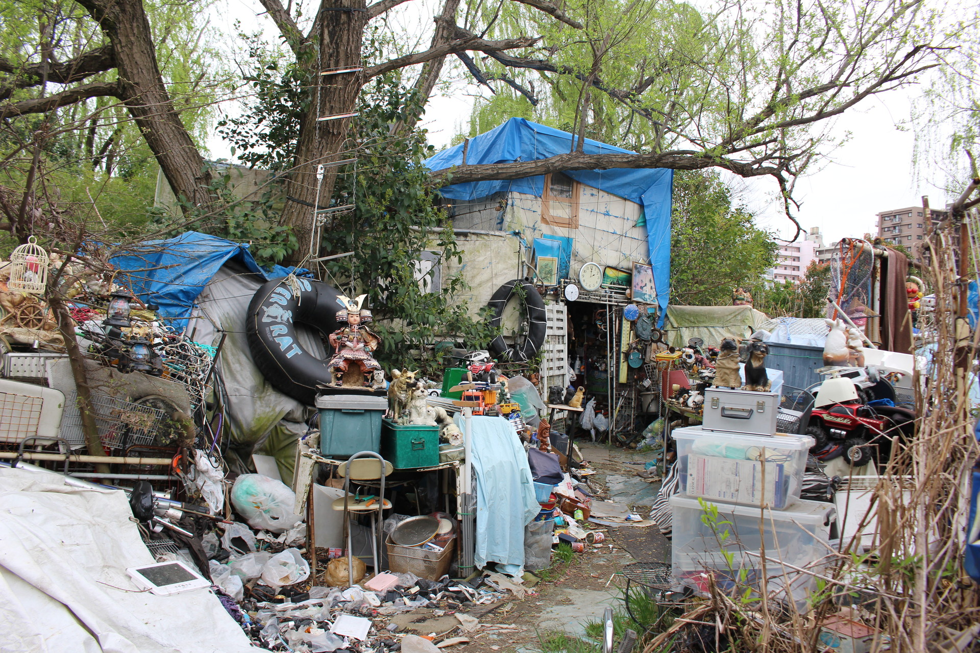 ホームレスたちのリアル 書きなぐられた辞世の句 バラック群が占拠する堤防 彼らの住居に迫る