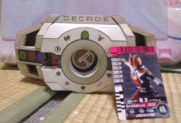 『仮面ライダーディケイド』の変身アイテム”ディケイドライバー”を作ってみた。ライダーカードも入れられる精巧さをなんと“紙で”完全再現！