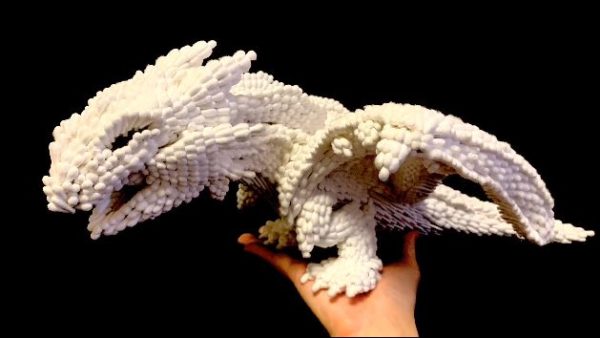 綿棒“3500本”を使って完成したドラゴン。骨格から鱗の質感まで綿棒のみで表現する製作工程に圧倒される！