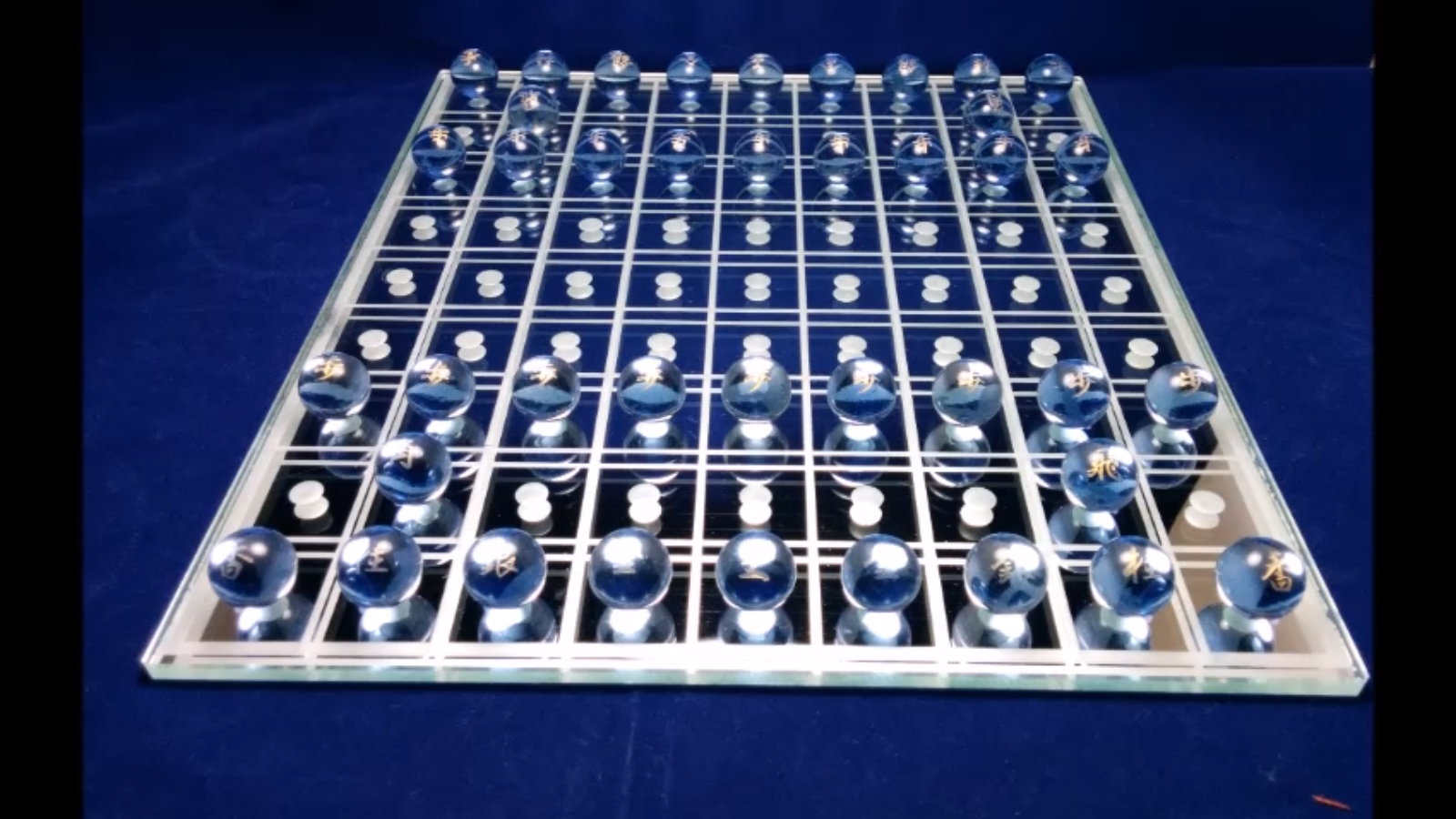 ガラスで作られた美麗な将棋セットにため息 宝石のような駒たちに おいくら万円ですか