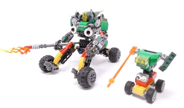 息子がレゴで作ったロボットを勝手に恰好良くしてみた！ 2体が並んだ姿はまるで親子!?