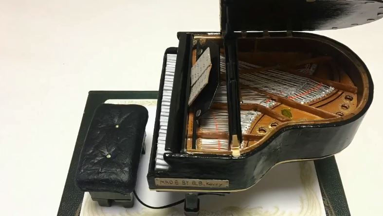 実際に演奏できる ディテールを追求した 紙製 グランドピアノが圧倒的なリアリティを持って完成