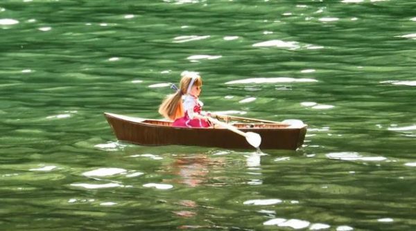 リカちゃん人形が公園で“手漕ぎボート”に乗ってみた。ラジコンパーツを駆使した自然な動きに「リカちゃん生きてるー！」