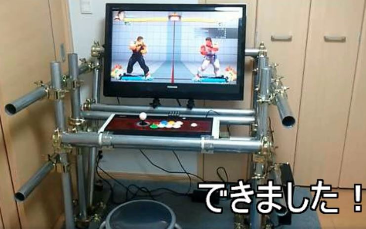 自宅でゲームセンター気分 単管パイプで作ったアーケード筐体の 無骨な仕上がり に 工事現場 安定感は抜群そうだ の声