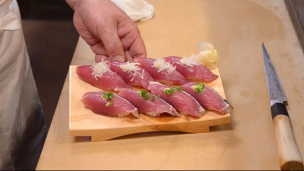 カツオの握り“仕込みから完成まで”を、ガチの寿司職人が解説。流れるような手つきに「すごい手間」「高いのも納得」の声