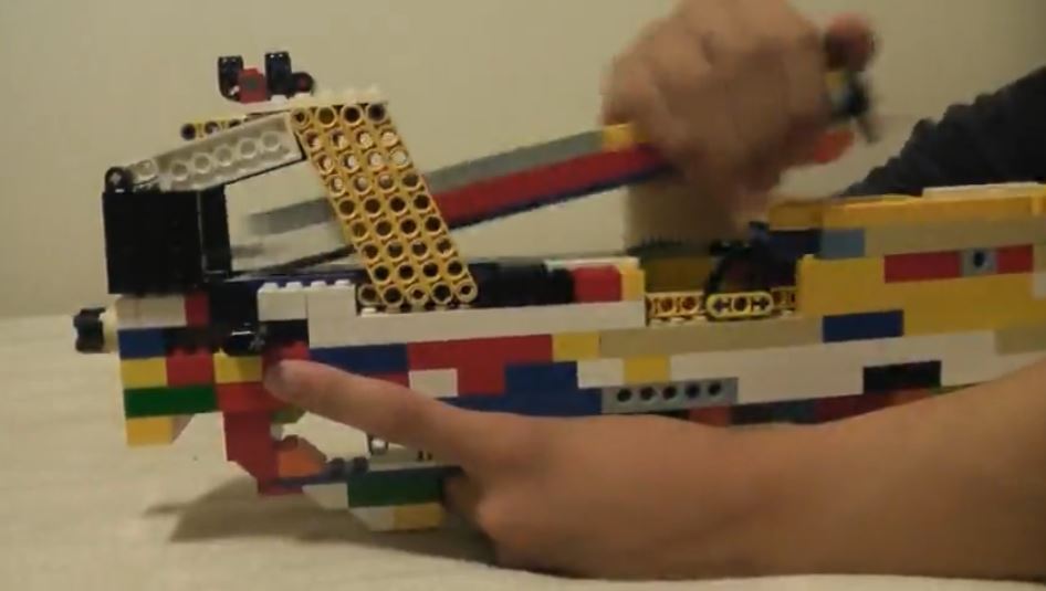 レゴでマガジン式の 輪ゴム銃 を作ってみた おもちゃっぽい外観ながら本格的な内部機構に キミ何歳 たぶん天才 の声