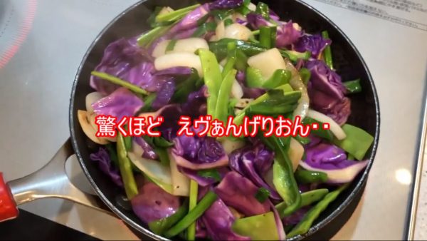 エヴァンゲリオン初号機風の野菜炒めが完成。「こてっちゃん」の黒ダレも加わり暴走気味な見た目…果たしてお味は？
