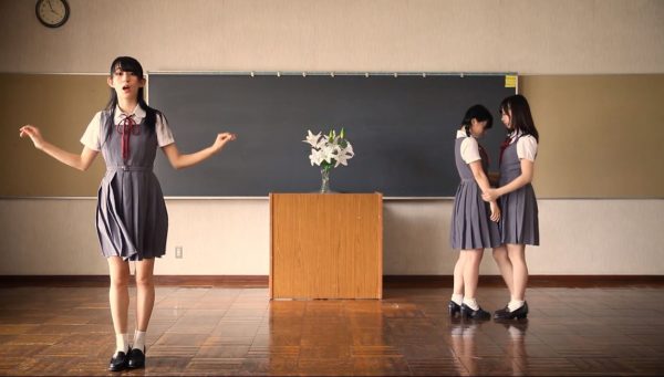 “百合な三角関係”をダンスで表現！――制服女子×3による大胆な演出にタメ息続出「スゴい世界を見た」「尊い…」
