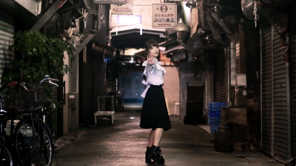 ポニテ×純白ブラウスの可憐過ぎる少女が魅惑のダンス――昭和ノスタルジックな路地で舞い踊る姿に「映画みたいだ…」