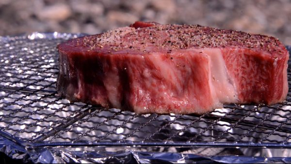 肉キャンプ、最高すぎん…？ 河原で超極厚の愛媛牛ステーキを焼く光景によだれがとまらん