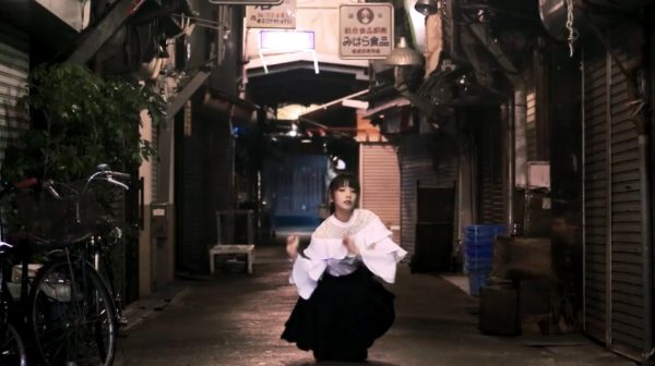 ポニテ×純白ブラウスの可憐過ぎる少女が魅惑のダンス――昭和ノスタルジックな路地で舞い踊る姿に「映画みたいだ…」