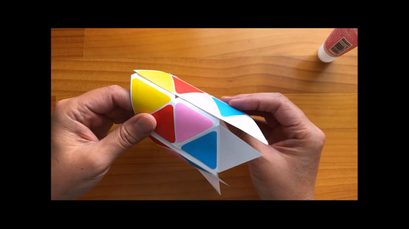 くるくるすると四色の折り紙が次々現れる手作りおもちゃが不思議 紙だけで作られてるってほんと