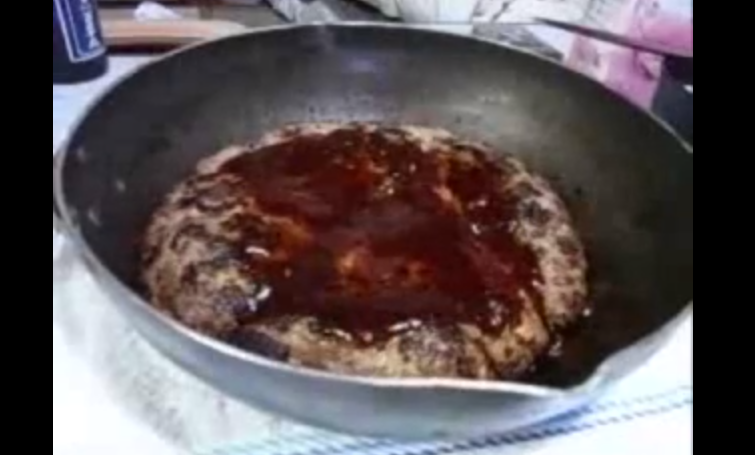 男のロマン デカ盛りハンバーグ を作ってみた フライパンを占拠する驚愕の大きさに 血液ドロドロになりそう 美味しそうだけど食欲沸かない の声