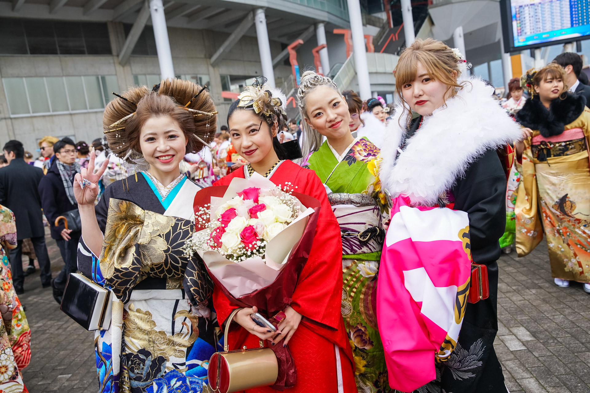 豪華絢爛 北九州市の成人式は今年もド派手だった カラフル衣装 ファンキーな髪型が炸裂 フォトレポート