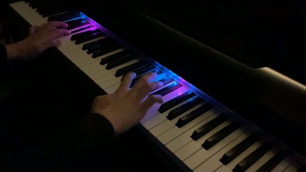 “光る鍵盤”を使ったピアノ演奏が幻想的でステキ！ 演奏に合わせてLEDがブルーグリーンやピンクに輝く装置を自作