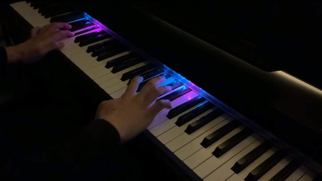 光る鍵盤”を使ったピアノ演奏が幻想的でステキ！ 演奏に合わせてLEDがブルーグリーンやピンクに輝く装置を自作 | ニコニコニュース オリジナル