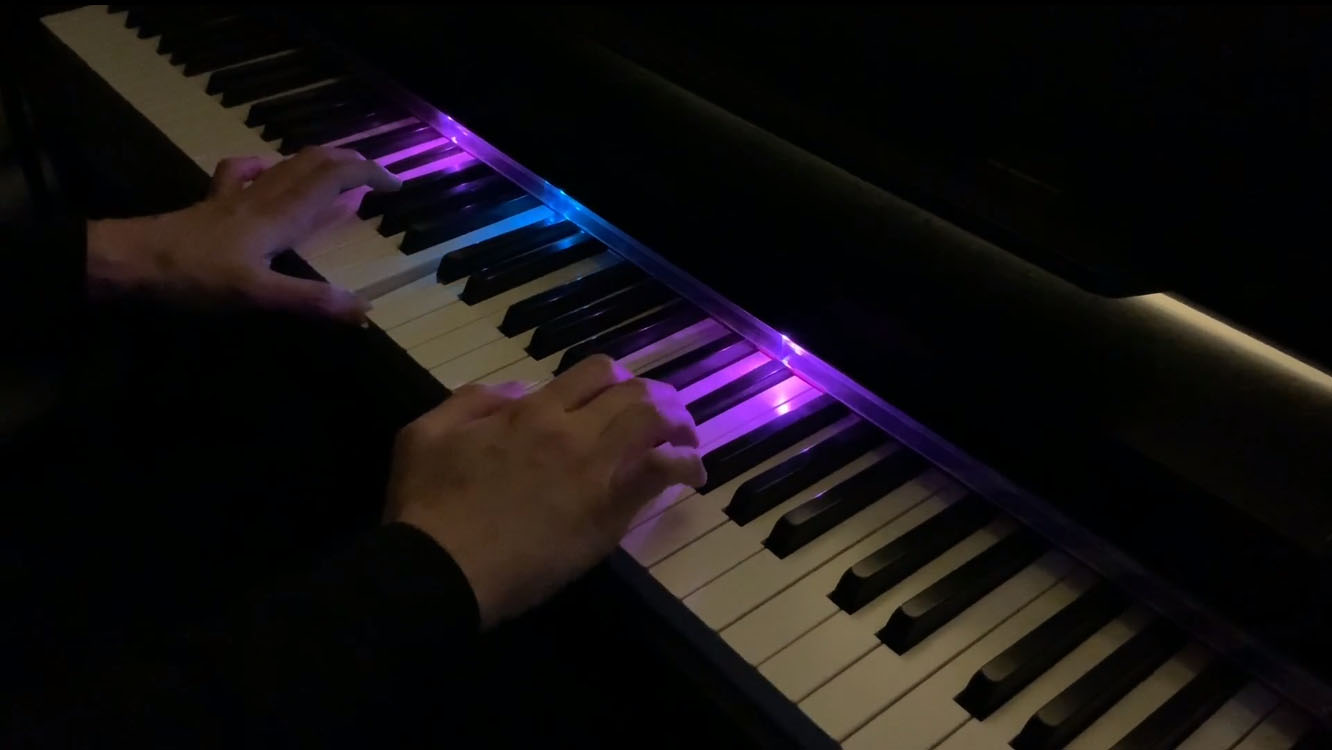 光る鍵盤 を使ったピアノ演奏が幻想的でステキ 演奏に合わせてledがブルーグリーンやピンクに輝く装置を自作