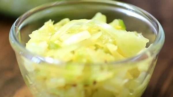 究極の保存食「ザワークラウト」のレシピを紹介。キャベツと塩だけでカンタンに作れて、白飯にも合うよ！