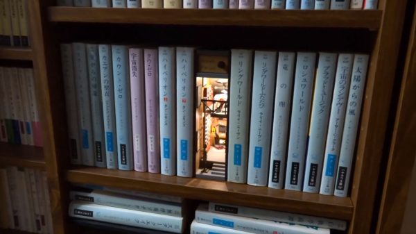 本棚に入る“書斎のミニチュア”がロマンの塊！ 書斎の住民はSFファンで恍惚のコレクションがずらりと並ぶ