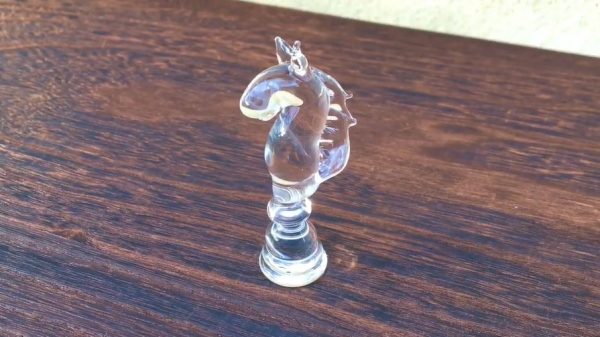 ガラス細工で「チェスのナイト」を作ってみた…涼しさを感じる馬の透明感に「おおお！」「とっても綺麗！」の歓声
