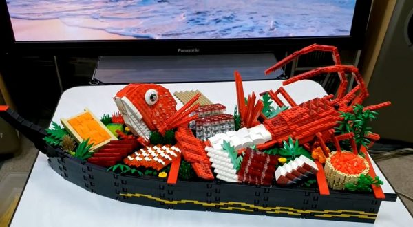レゴで「船盛り」を作ってみた…鯛や伊勢海老の姿造りを豪快に盛り付けた作品に「こういうの好き」の声