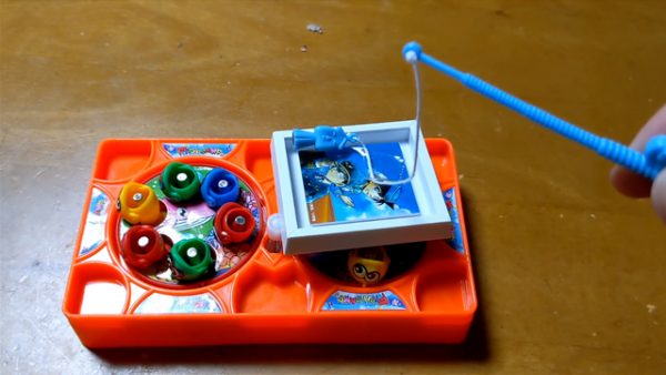 子供用の「磁石で魚を釣るゲーム」の難易度を下げようとしてみた！ その発想に「違うそうじゃないwww」「なんだ釣りかよ」の声