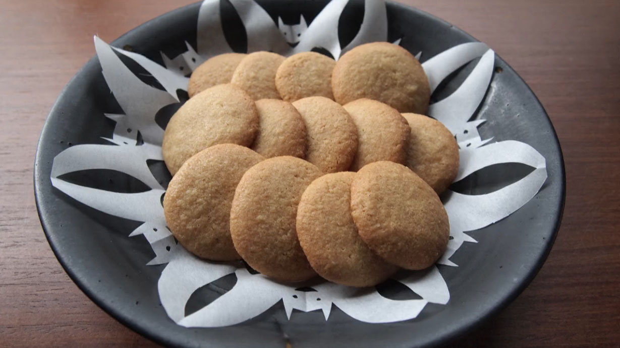 絵本 魔女図鑑 の鉄骨クッキーを再現してみた か ってぇ 名に偽りなしのめちゃ堅いクッキーがつくれるレシピを紹介 ニコニコニュース オリジナル