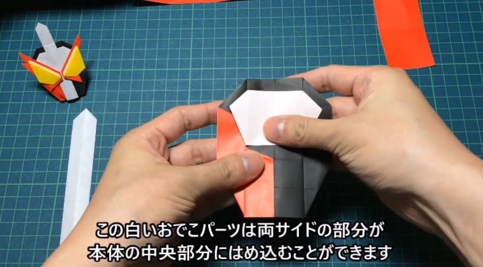 仮面ライダーセイバー を折り紙にしてみた 3枚の紙を組み合わせ 剣が特徴的なデザインを見事に再現