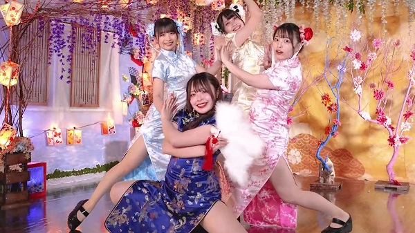 チャイナドレス 4 なダンスに目が釘付け 扇子を振り乱すゴージャスな振り付けに これは目が足りない なんという天国 の声