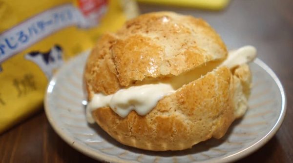 焼きたてメロンパンに「かじるバターアイス」を挟んでみた！ 香港発祥のパン「菠蘿油」が完成し「たまらん」「これはうまい」の声