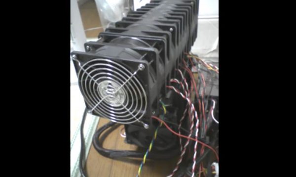 パソコンの冷却用ファンで扇風機を作ってみた！ 迫力あるビジュアルとエンジン並みのその音に「離陸するw」「頭を冷やすのに使えw」の声