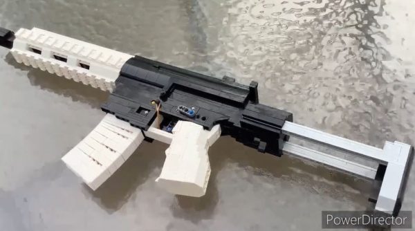 レゴで作った「HK416C」…細部までこだわった本格的なレゴ銃から“輪ゴム”が飛び出す！